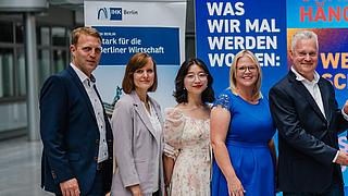 Bild zeigt Übergabe der Urkunde zum IHK Siegel Exzellente Ausbildungsqualität ECO durch Wirtschaftssenatorin Franziska Giffey (Mitte rechts).