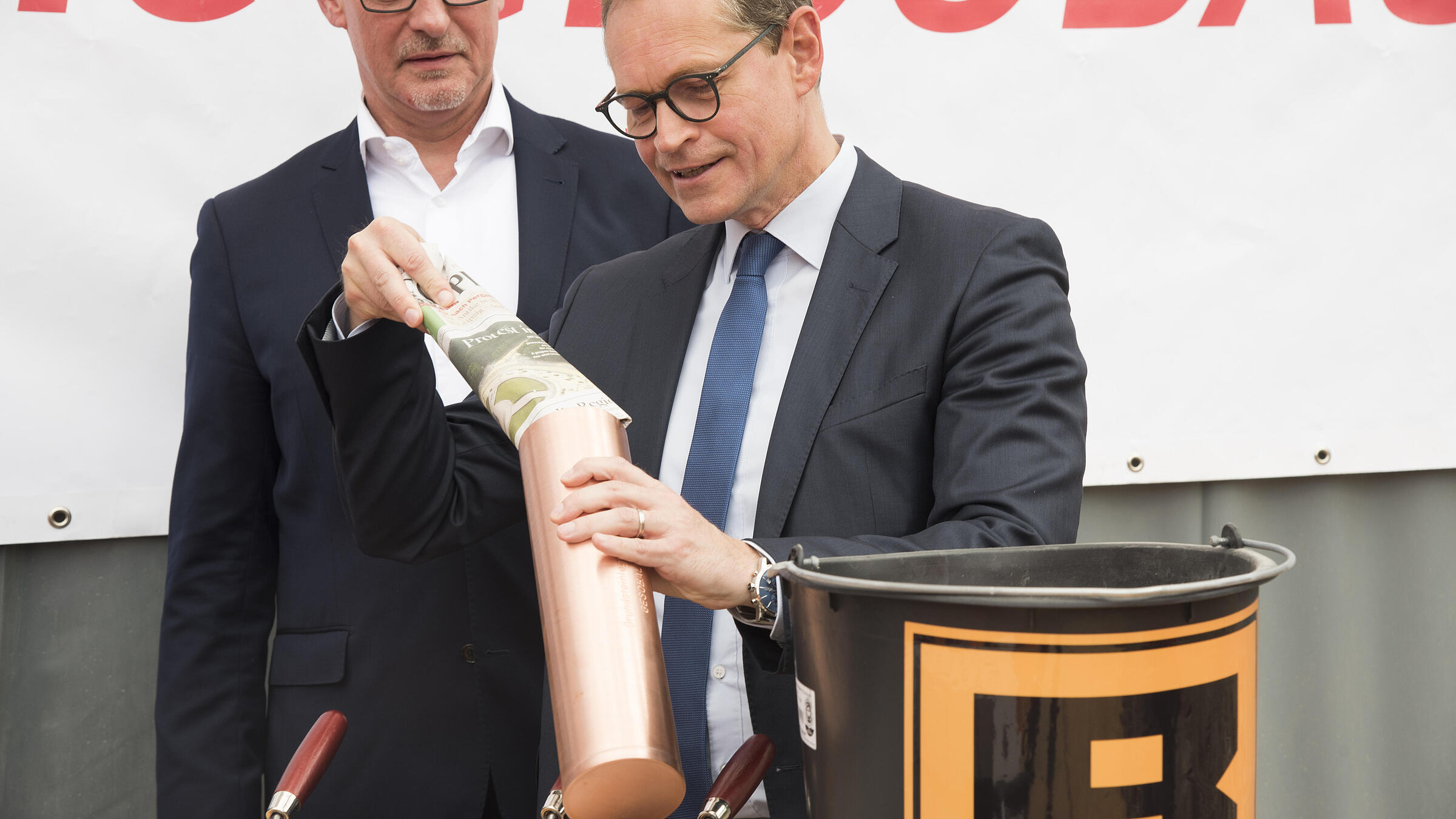 Jörg Franzen und Bürgermeister Michael Müller bei der Grundsteinlegung