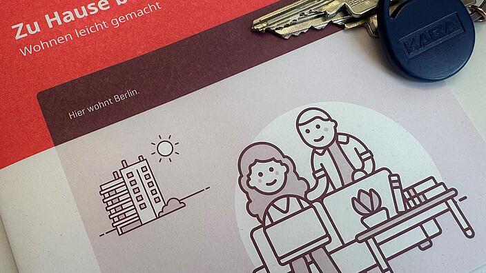 Nahaufnahme des gedruckten Leichtfadens auf einem Tisch, in der rechten oberen Ecke ein Schlüsselbund. 