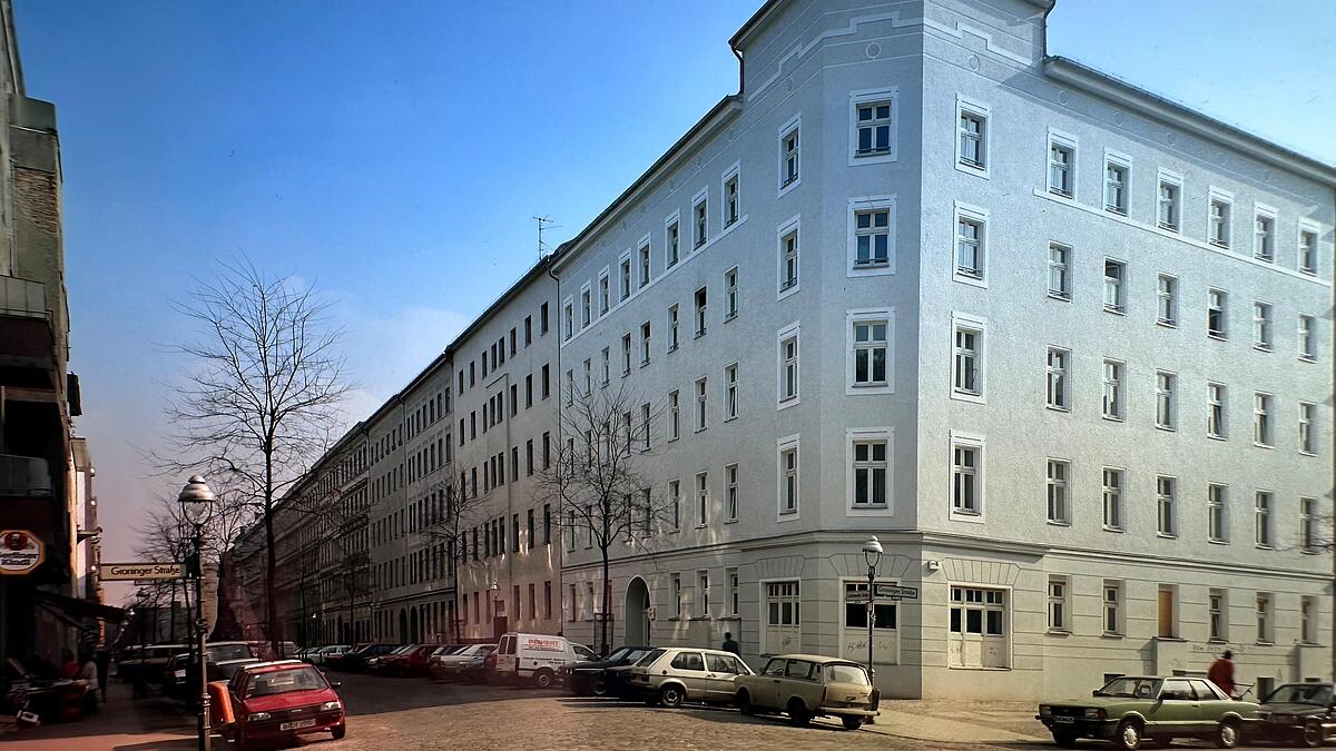Außenaufnahme zeigt die Liebenwalder Straße nach ihrer Sanierung im Jahr 1987.