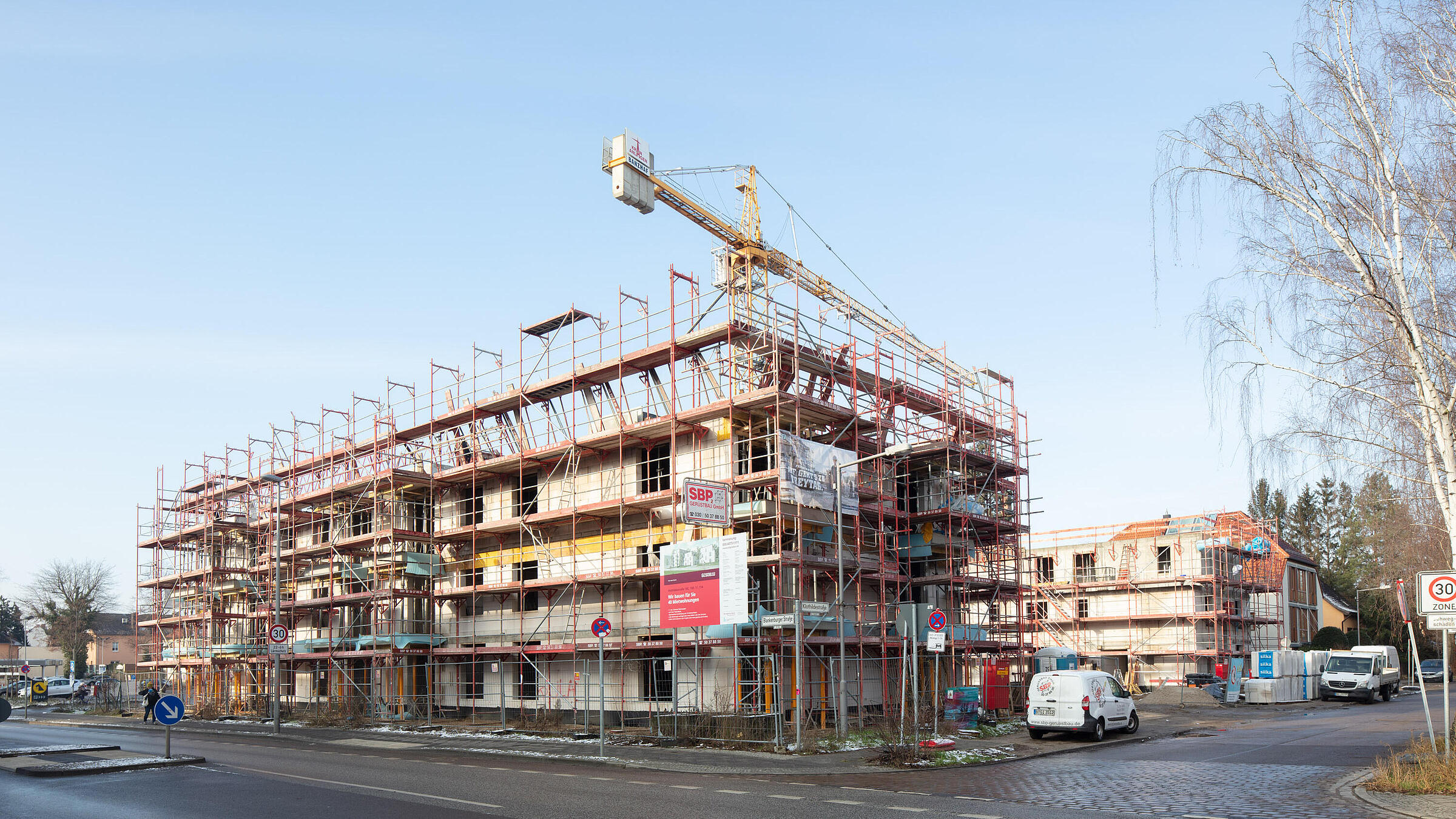 Dreistöckiges Wohnhaus im Rohbau mit Baugerüst