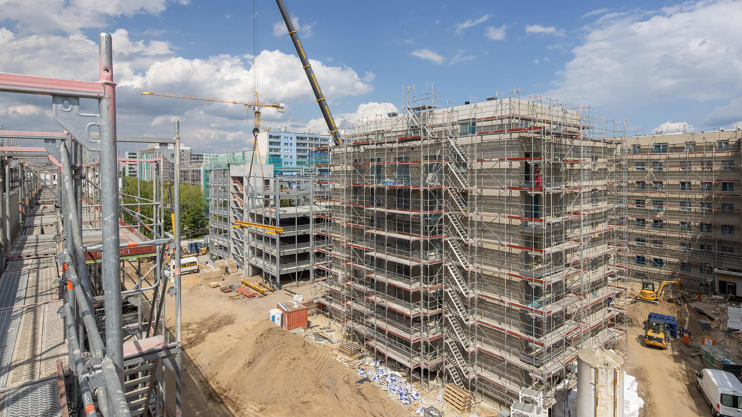 Baustelle: Mehrgeschossige Gebäude mit Baugerüst