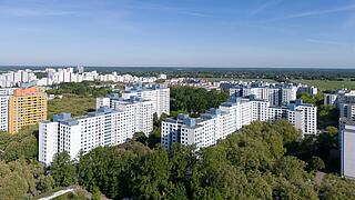 Bild zeigt Luftaufnahme der Wohnhausgruppe 916 und 917 - Wesendorfer Straße, Treuenbrietzener Straße, Senftenberger Ring.