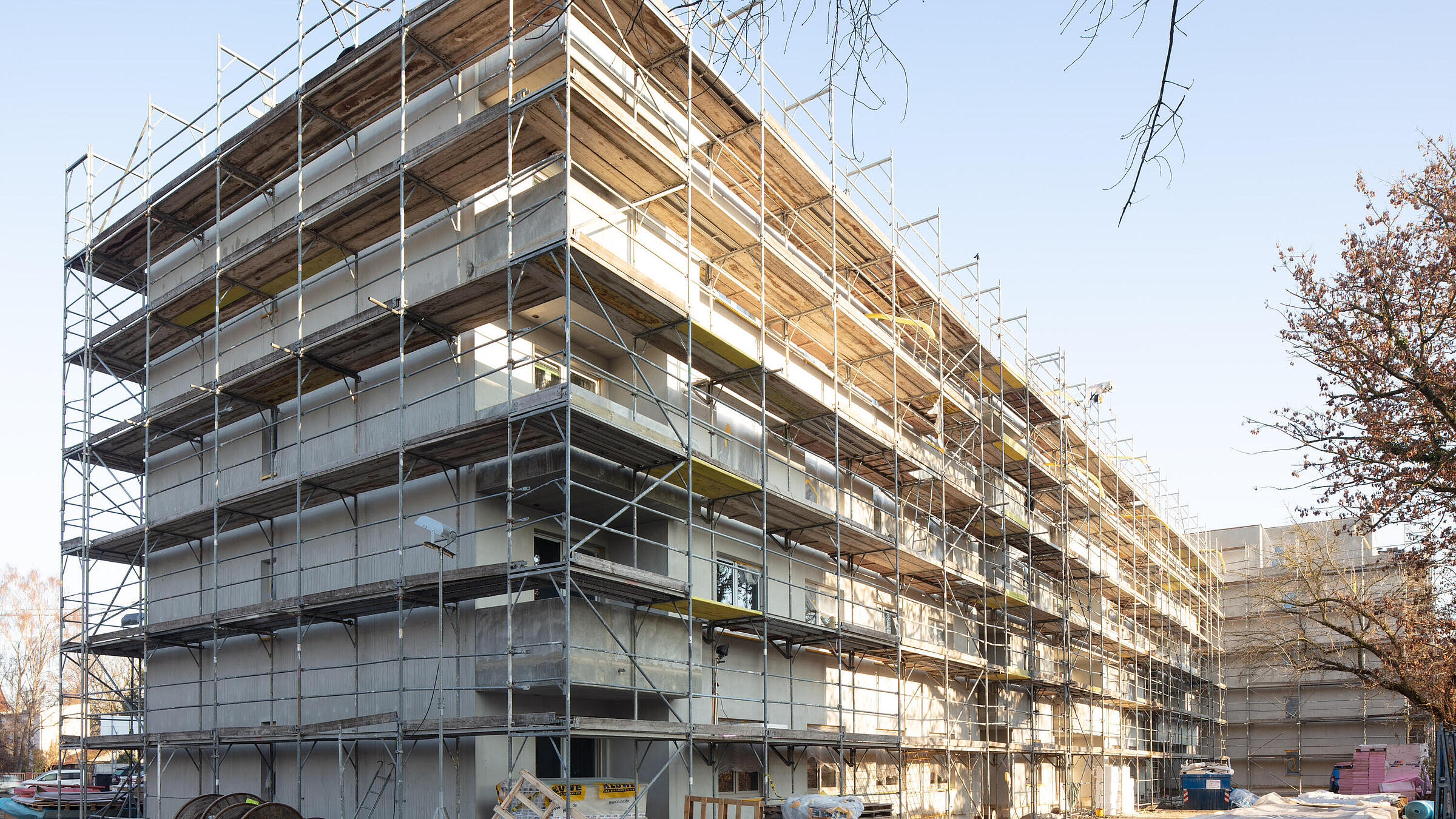 Gebäude im Bau mit Gerüst