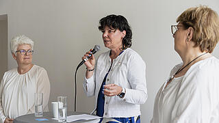 Einweihung des Wohnprojektes LAB 661 in Wedding (v.l.n.r): Stefanie Remlinger (Bezirksbürgermeisterin Berlin-Mitte), Irina Herz (Bereichsleitung Immobilienbewirtschaftung und Prokuristin GESOBAU AG) und Stefanie Kupfer (Kundencenterleiterin bei der GESOBAU AG) begrüßen die Gäste.