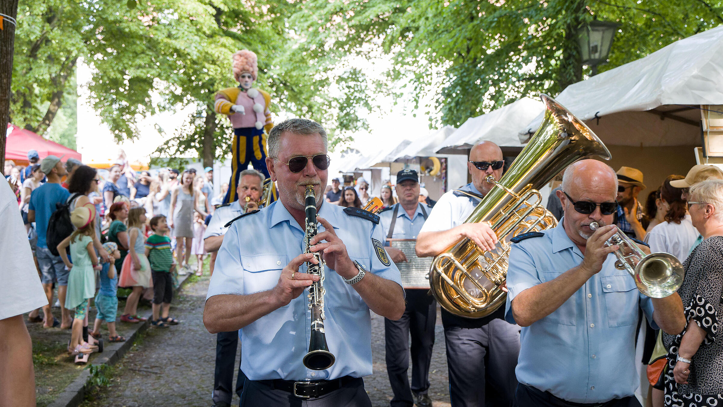 Außenaufnahme zeigt Musiker beim Flashmob