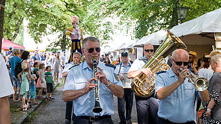 Außenaufnahme zeigt Musiker beim Flashmob