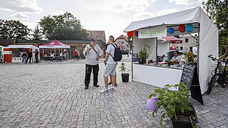 Bild zeigt einen der zahlreichen Marktstände beim Eröffnungsfest auf dem Stadtplatz.
