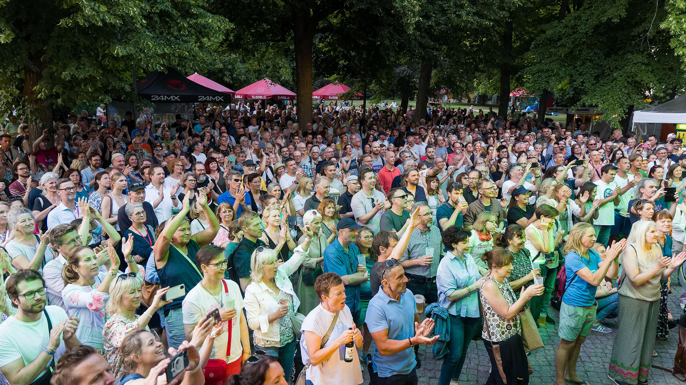 Außenaufnahme zeigt Publikum vor der Großen Bühne im Abendlicht.