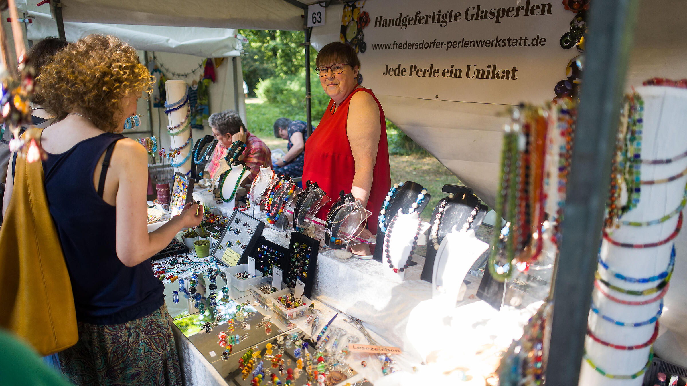 Außenaufnahme zeigt Auslage an einem Stand.