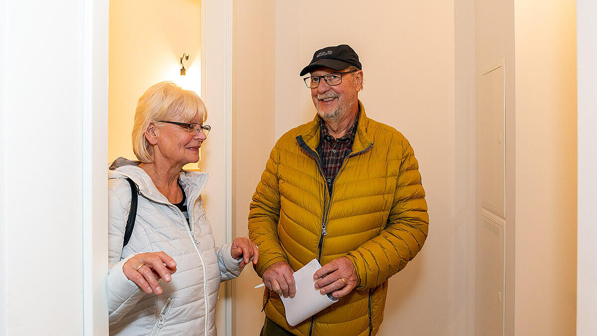 Menschen in der Besichtigung einer Musterwohnung