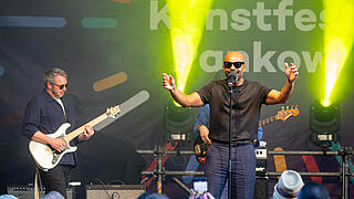 Myles Sanko, britischer Jazz- und Soulsänger, singt auf der Kunstfest-Bühne.