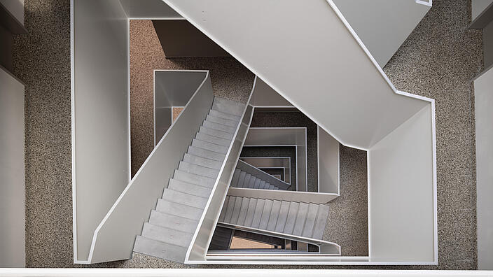 Blick von oben nach unten durch das modern gestaltete Treppenhaus in der Finsterwalder Straße 102A.