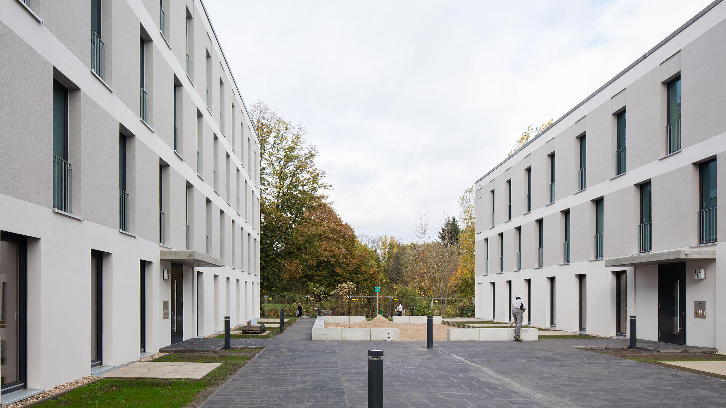 Blick zwischen die zwei Neubauten in der Falkenberger Straße