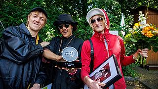 Die drei Mitglieder der Band Purse mit ihren Preisen.