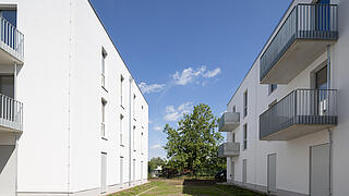 Bild zeigt Außenaufnahmen zweier Wohnhäuser für Geflüchtete in der Straße 132 /Ecke Kirchstraße.