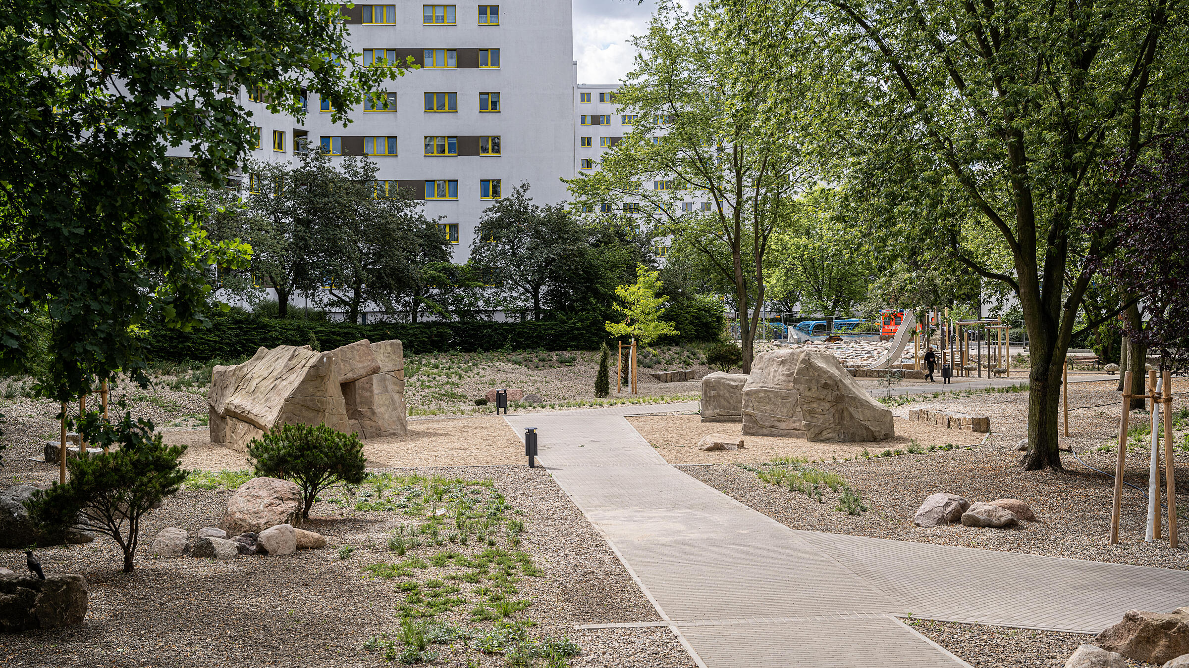 Außenaufnahme mit Blick auf die neue "Felsenschlucht". Im Hintergrund Wohnhäuser.