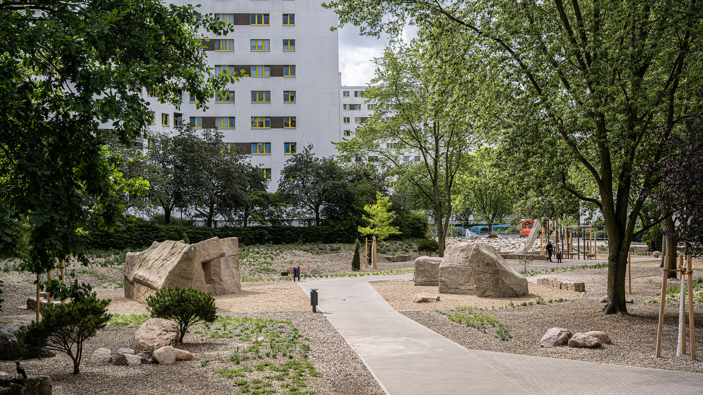 Außenaufnahme mit Blick auf die neue "Felsenschlucht". Im Hintergrund Wohnhäuser.