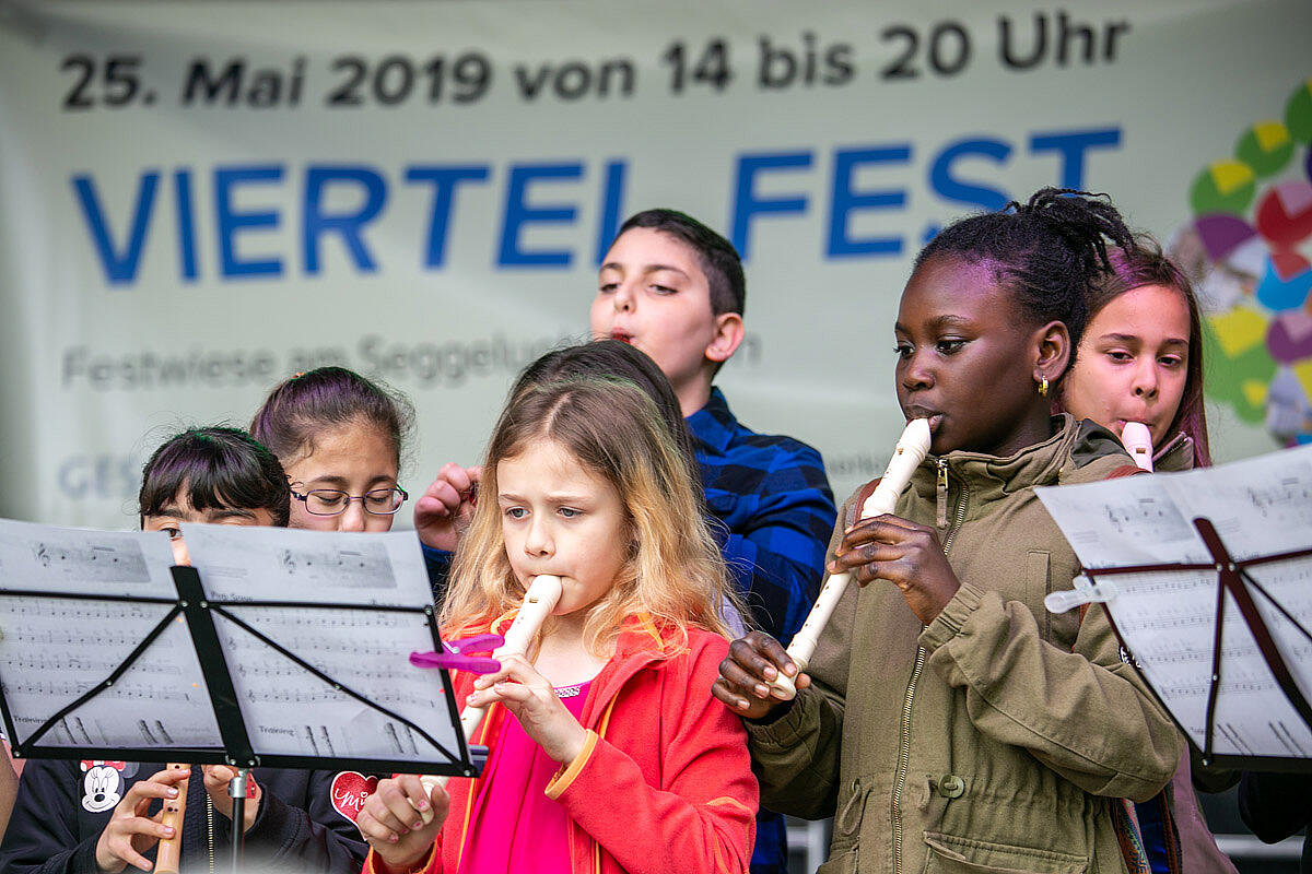 Kinder spielen Blockflöte