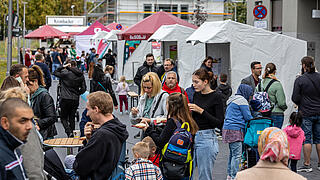 Straßenfest mit Besuchern