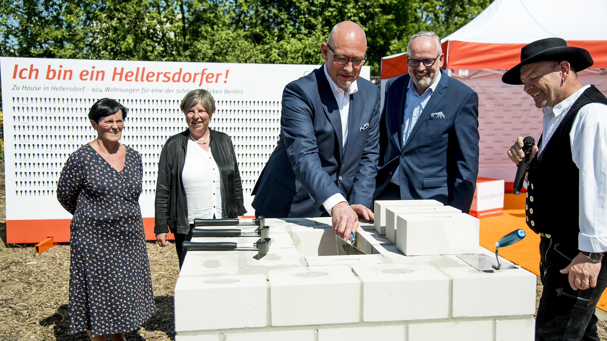 Jörg Franzen, Vorstandsvorsitzender der GESOBAU, legt den Grundstein 