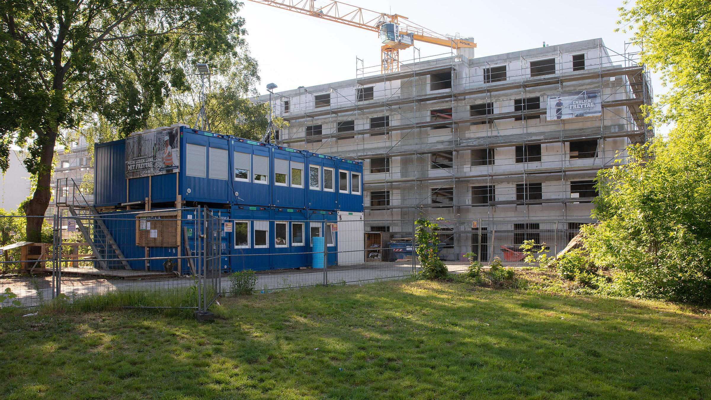 Gebäude im Bau mit Gerüst