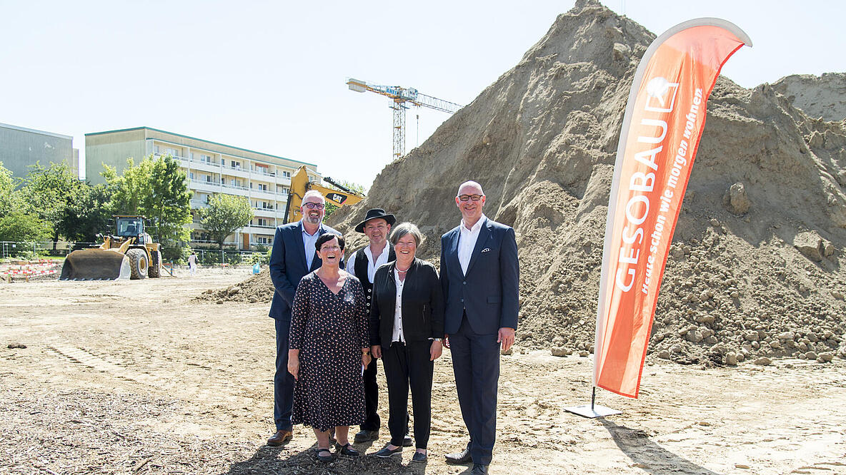 Bezirksbürgermeisterin Dagmar Pohle, ehem. Bausenatorin Katrin Lompscher, GESOBAU-Vorstand Jörg Franzen, Leiter der Technik Georg Unger bei der Grundsteinlegung