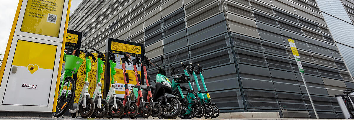 Jelbi-Station mit E-Scootern und E-Bikes.