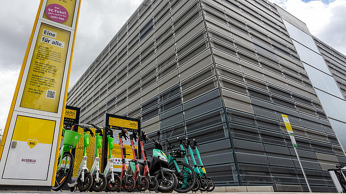 Jelbi-Station mit E-Scootern und E-Bikes.