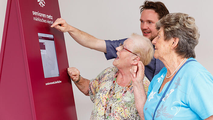 Seniorinnen am Tablet