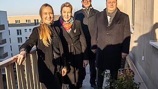 Eine Neumieterin zusammen mit Franziska Giffey, Regierende Bürgermeisterin von Berlin, Jörg Franzen, Vorstandsvorsitzender der GESOBAU AG, und Andreas Geisel, Senator für Stadtentwicklung, Bauen und Wohnen.