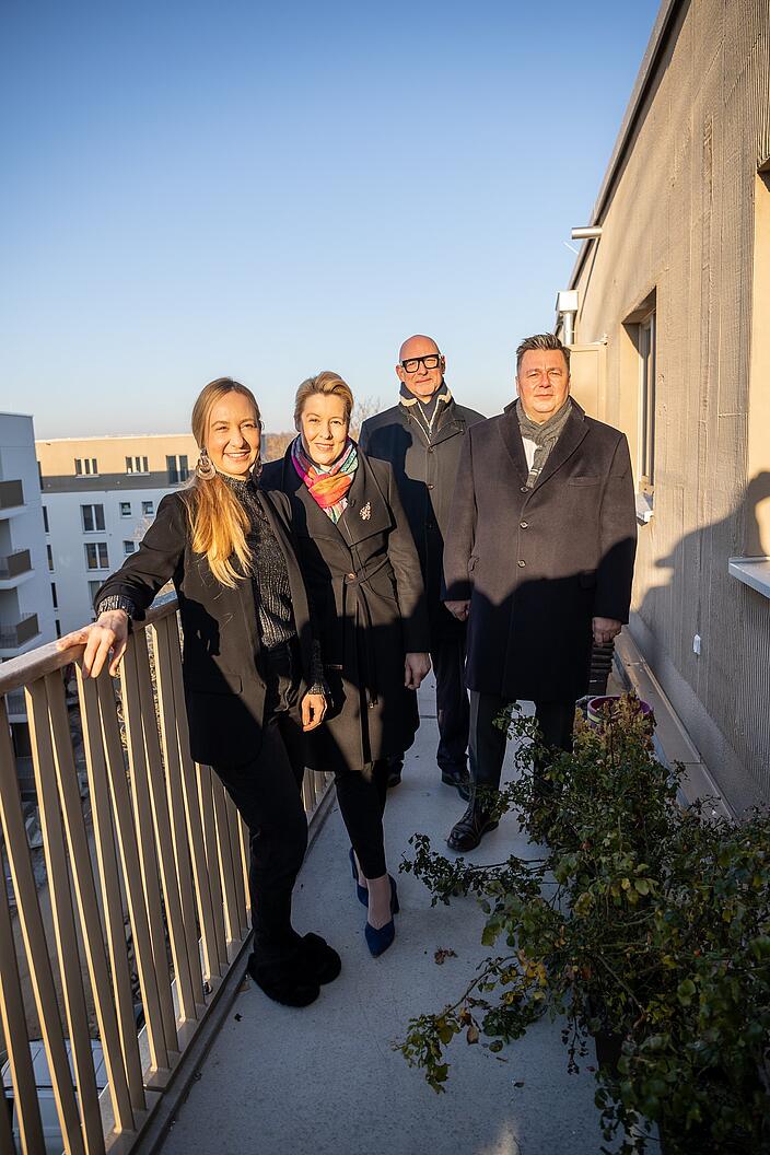 Eine Neumieterin zusammen mit Franziska Giffey, Regierende Bürgermeisterin von Berlin, Jörg Franzen, Vorstandsvorsitzender der GESOBAU AG, und Andreas Geisel, Senator für Stadtentwicklung, Bauen und Wohnen.