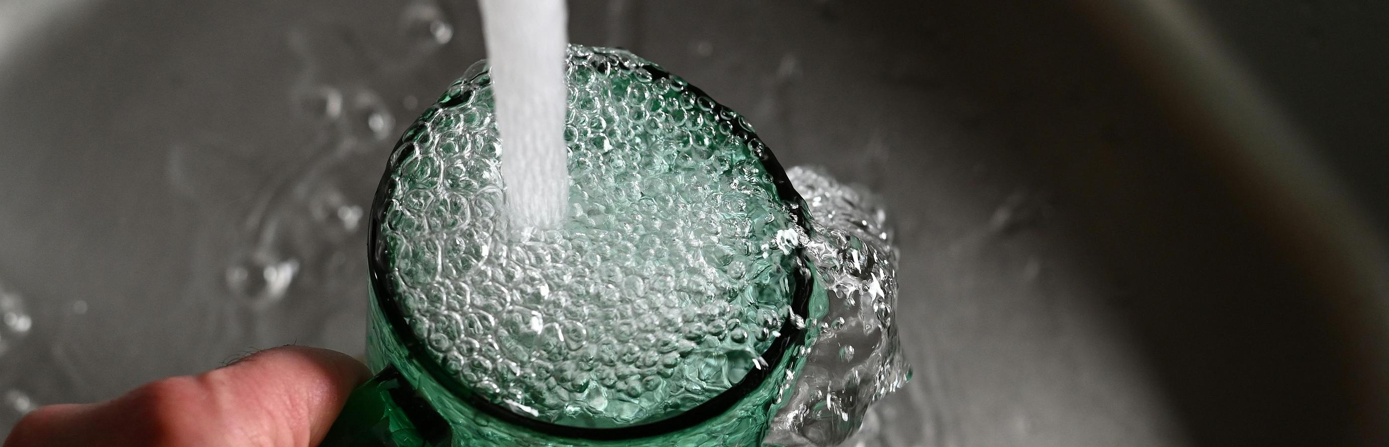 Wasserglas unter einem Wasserhahn