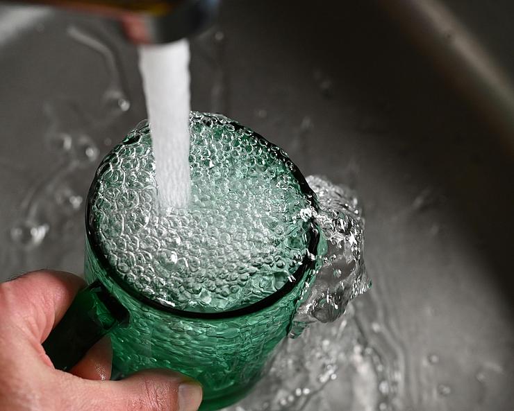 Wasserglas unter einem Wasserhahn