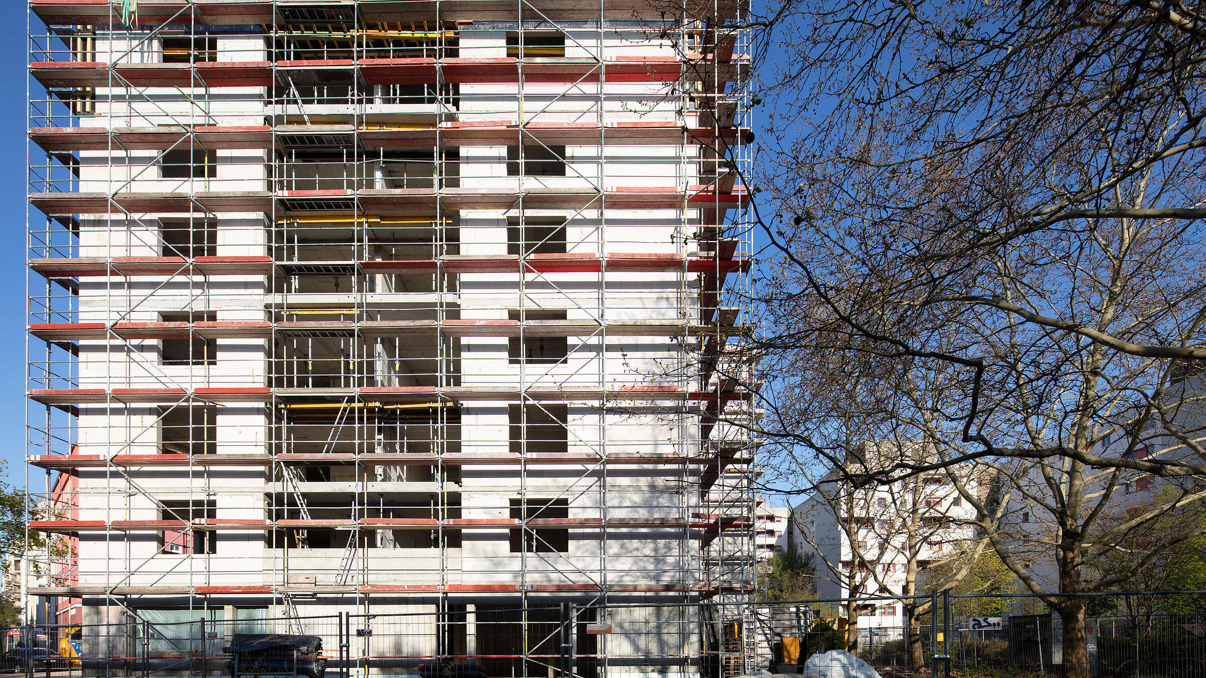 mehrstöckiger Neubau in der Gerichtstraße im Rohbau