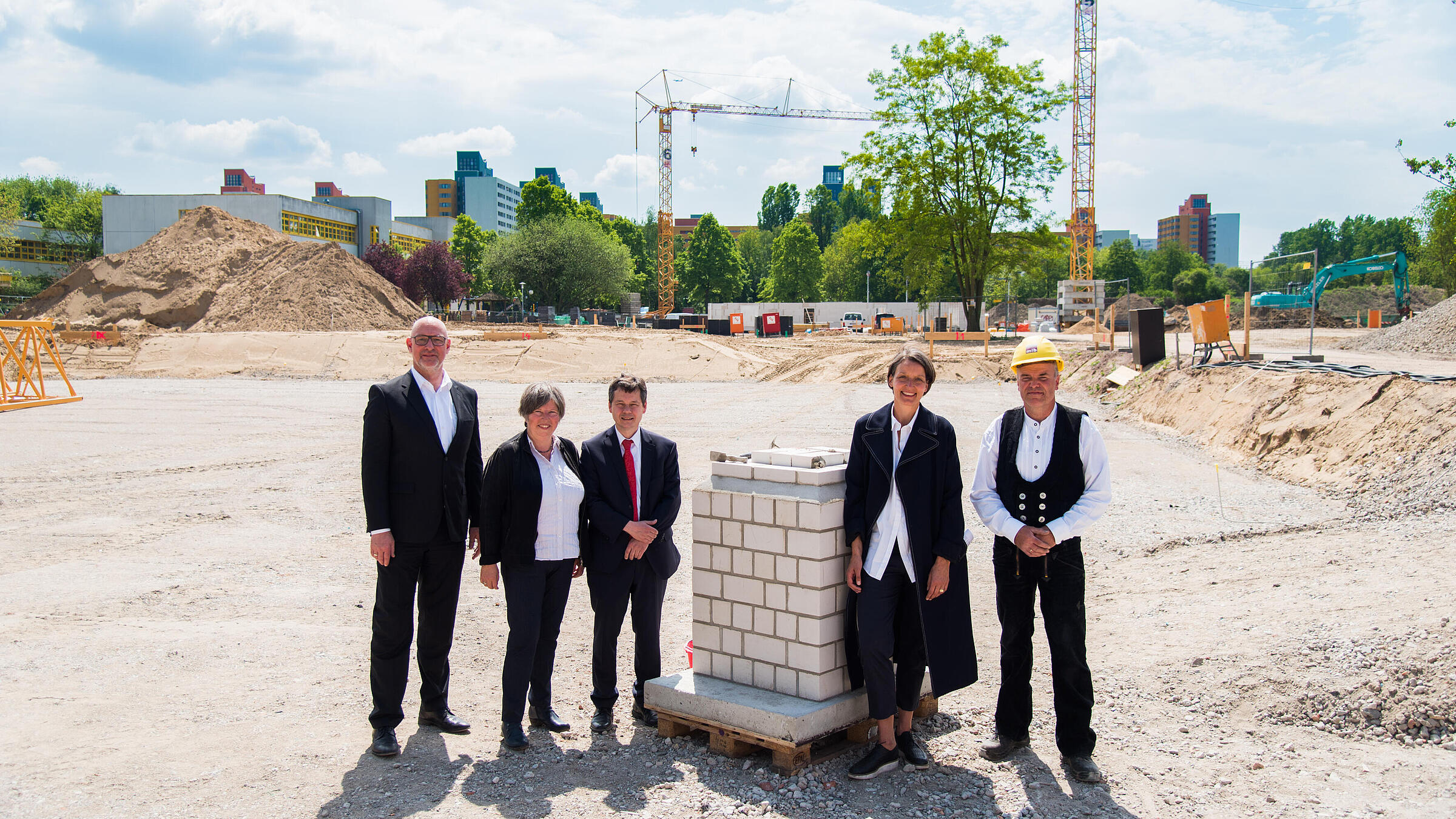 Gruppenfoto am Grundstein