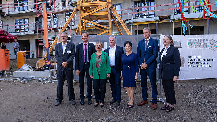 Bild zeigt Redner*innen beim Richtfest des FACE Campus  (v.l.): Thomas Harms (Superintendent Kirchenkreis Reinickendorf), Senator Christian Gaebler (Senator für Stadtentwicklung, Bauen und Wohnen), Ulrike Trautwein (Generalsuperintendentin von Berlin), Christian Wilkens (Vorstand GESOBAU AG), Emine Demirbüken-Wegner (Bezirksbürgermeisterin von Reinickendorf), Albert Ten Brinke (Geschäftsführer von Ten Brinke) und Ute Strelow (Projekt- und Immobilienentwicklung)