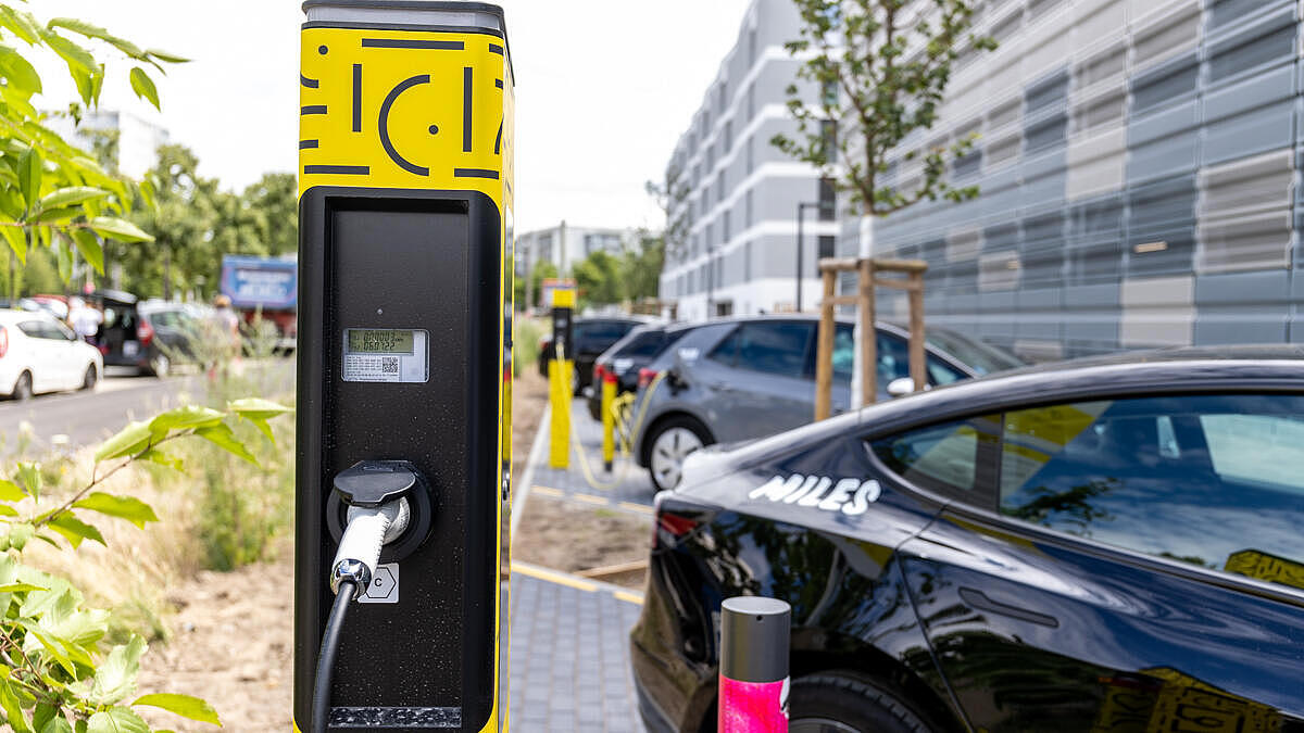 E-Auto an einer Jelbi-Station