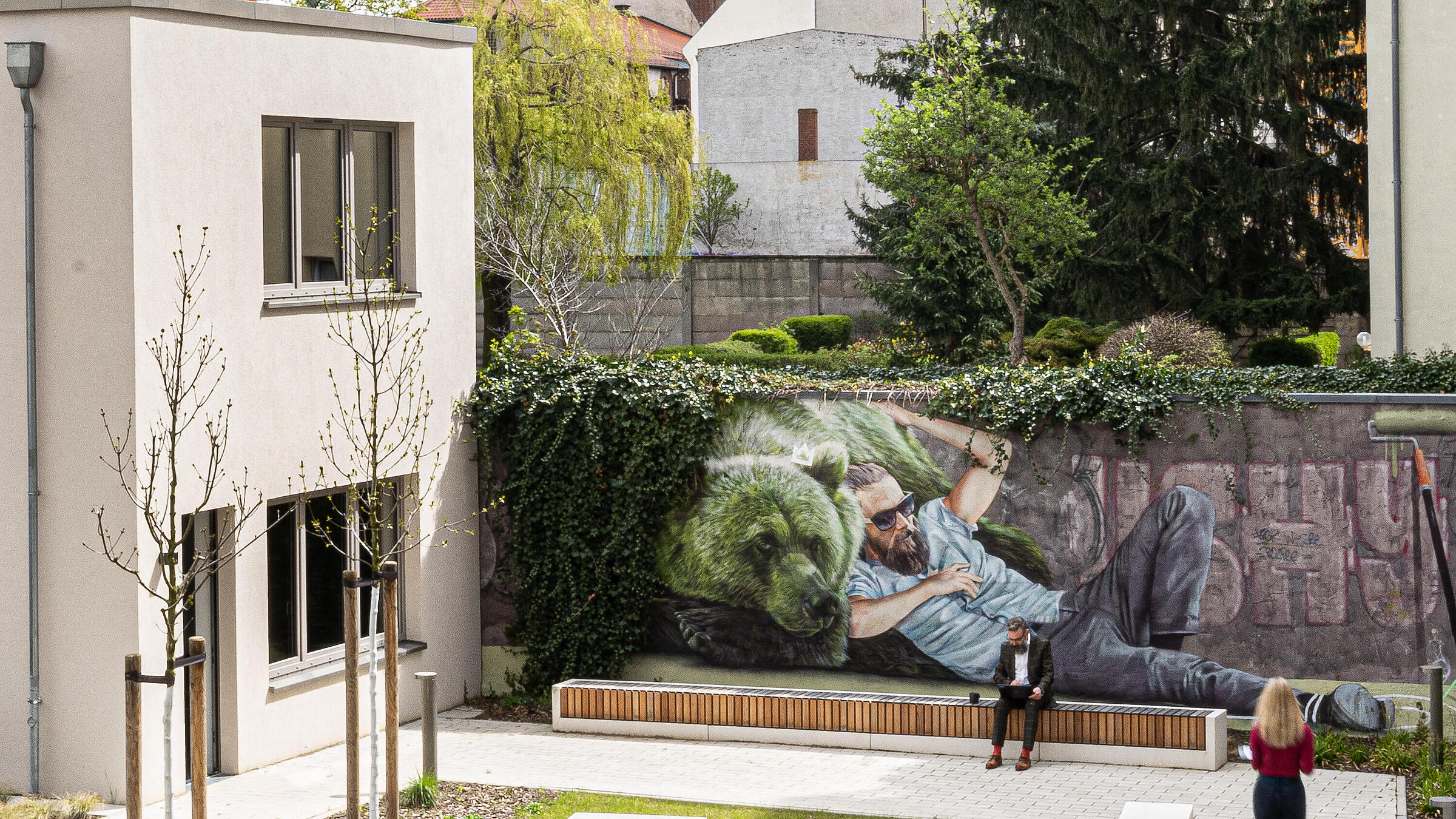 Außenaufnahme zeigt den Innenhof der Langhansstraße 28 mit der Remise am hinteren linken Ende des Bildes.