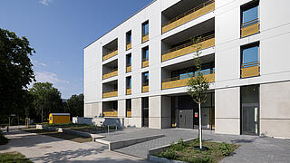 Außenaufnahme zeigt den Eingangsbereich von GESOCampus