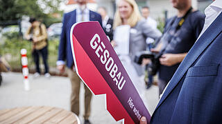 Nahaufnahme eines symbolischen Schlüssels im Gesobau-Design