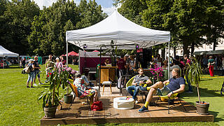 Außenaufnahme zeigt den GESOBAU-Stand mit farbenfroher Sitzecke.