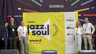 Moderator Atrin Madani, Gesobau-Vorstand Jörg Franzen, Jazz-Journalist Martin Laurentius, Gesobau-Pressesprecherin Birte Jessen und Prokurist Lars Holborn auf der Bühne des Kunstfests.