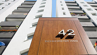 Froschperspektive: Eingang eines Hochhauses im Märkischen Viertel