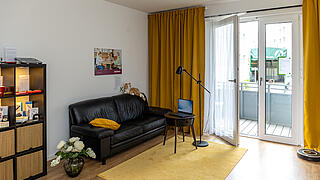 Möbliertes Wohnzimmer mit Alltagshilfen für ältere Menschen