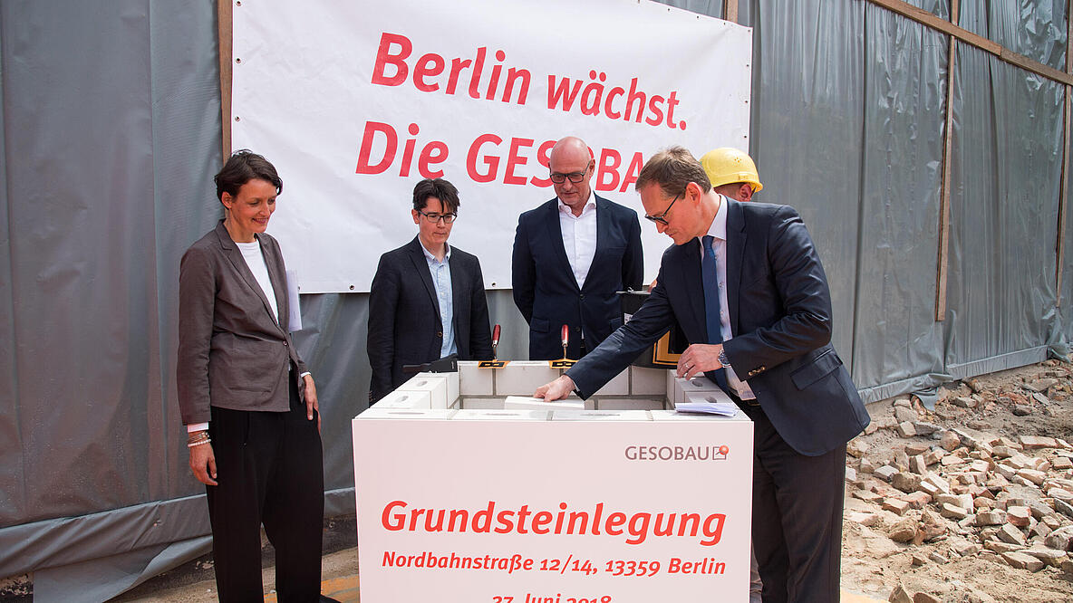 Jörg Franzen, Gesobau-Vorstandsvorsitzender, Bezirksstadträtin Ramona Reiser, Bürgermeister Michael Müller und Architektin Julia Dahlhaus bei der Grundsteinlegung 