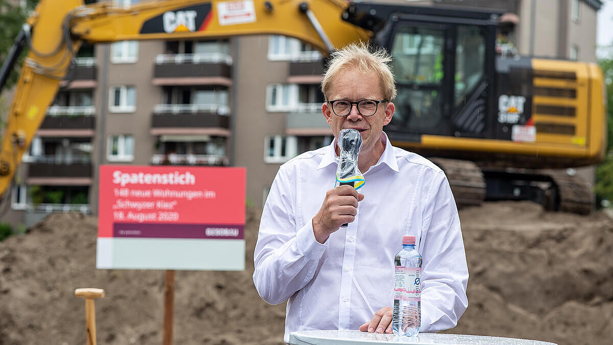 stellvertretender Bezirksbürgermeister Ephraim Gothe bei seiner Rede