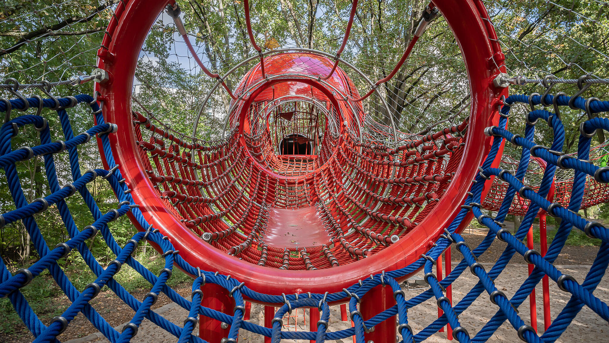 Bild zeigt Nahaufnahme Klettertunnel im Spielewäldchen im Märkischen Viertel.