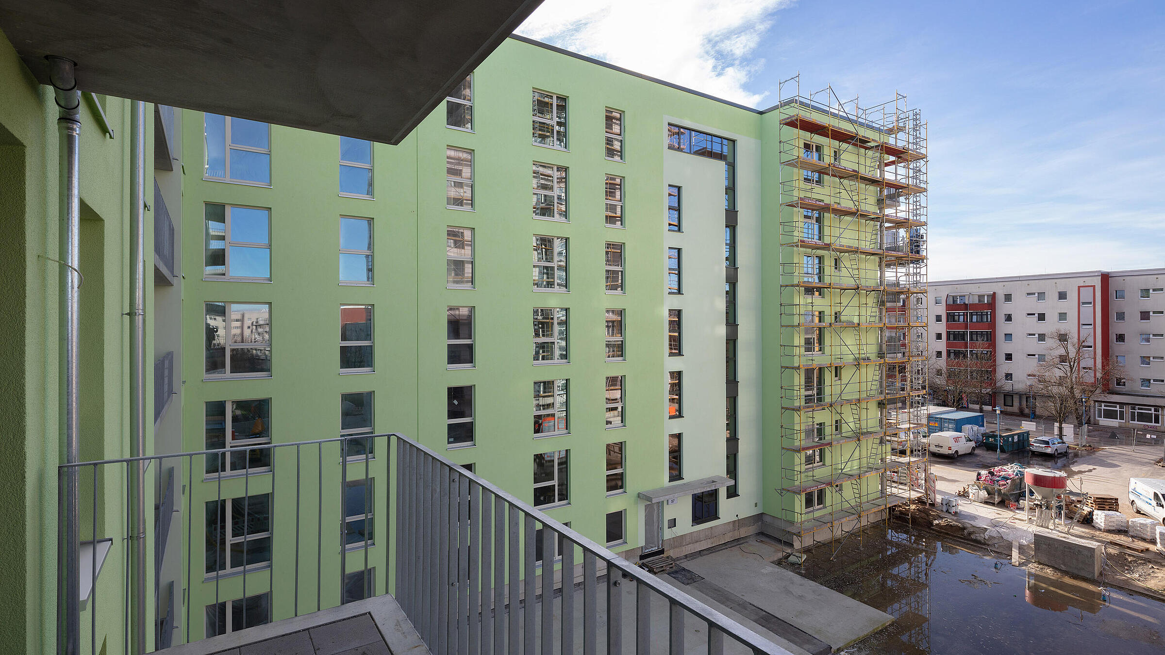 Neubau Stollberger Straße: Blick vom Balkon auf angrenzendes mehrstöckiges Gebäude