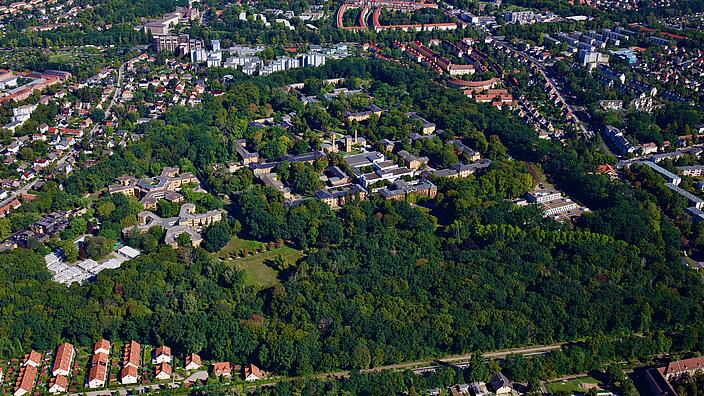 Luftaufnahme zeigt das Gelände der Karl-Bonhoeffer-Nervenklinik im Sonnenlicht.